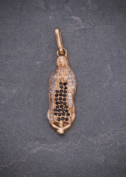 Dije virgen de guadalupe con swarovski negro y blanco 2.7gr / Largo 3.1cm / Oro Rosado Nac M