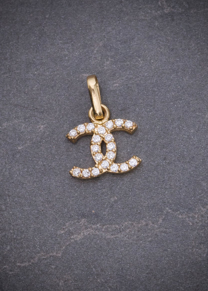 Dije ch con swarovski blanco 0.85gr / Largo 1.6cm / Oro Amarillo Nac M