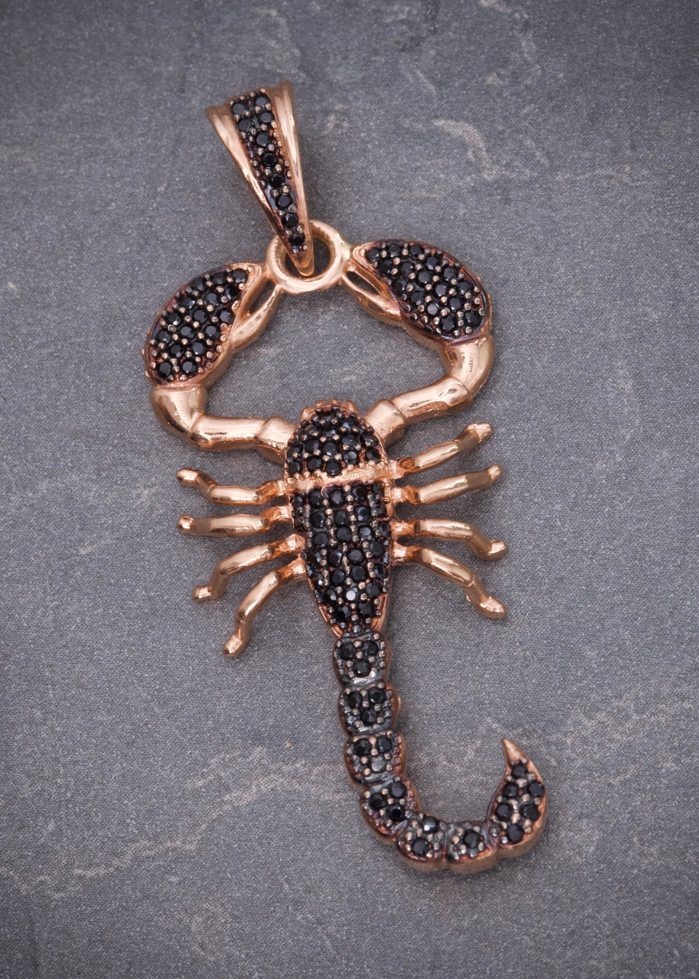 Dije escorpion con swarovski negro 6.55gr / Largo 4.7cm / Oro Rosado Nac M