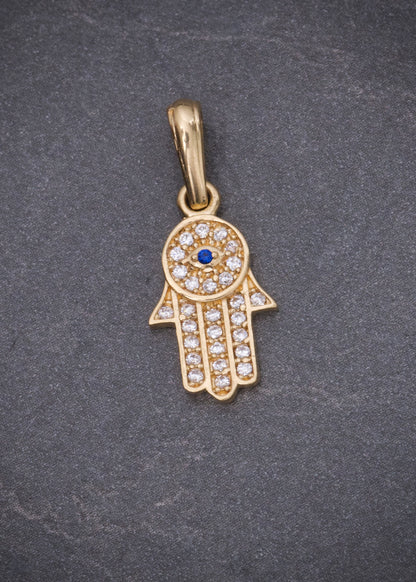 Dije mano hs con swarovski blanco 1.2gr / Largo 2.1cm / Oro Amarillo Nac M