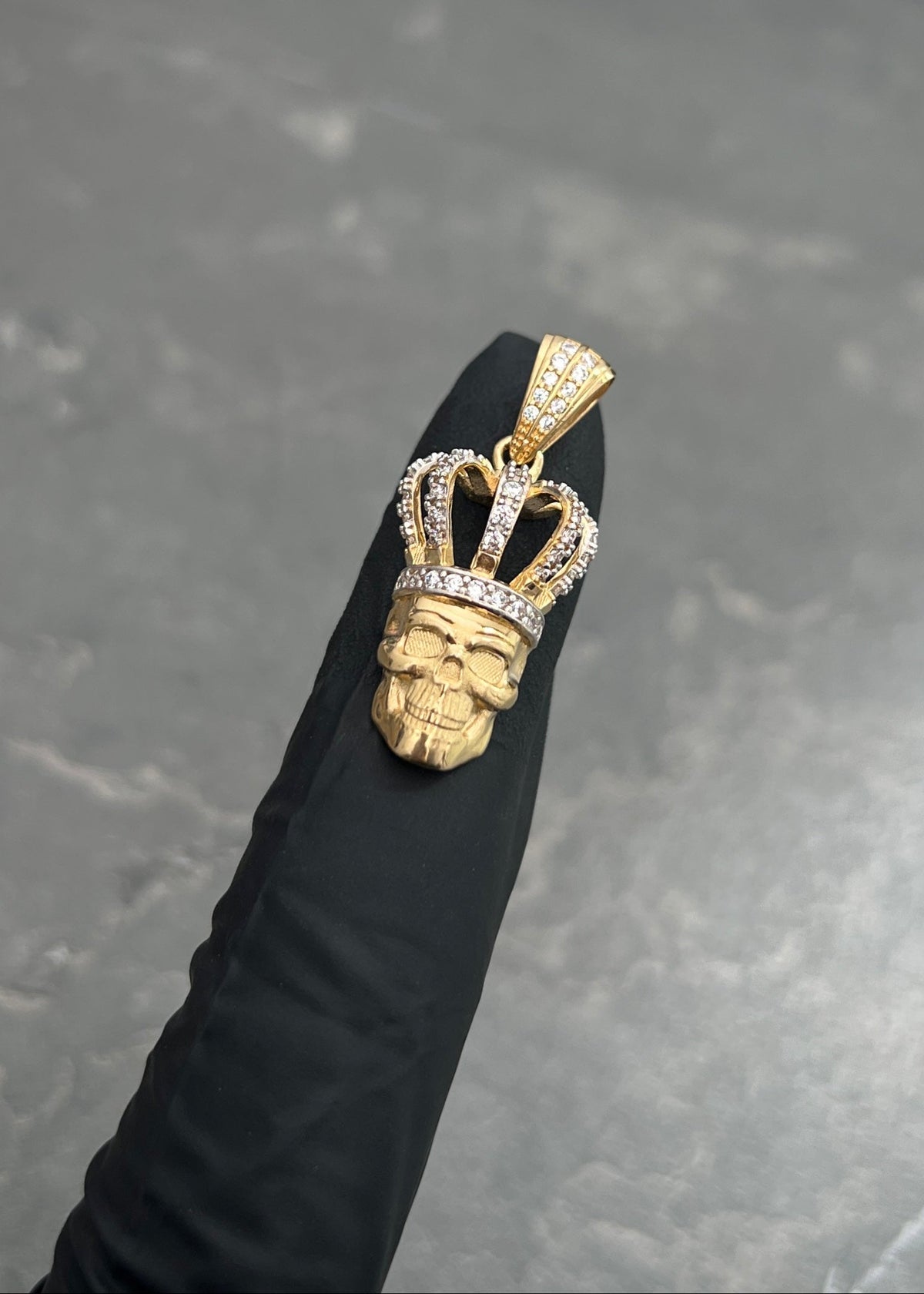 Dije Calavera con Swarovski Blanco 4.2gr / 3cm / 13mm — Oro Amarillo