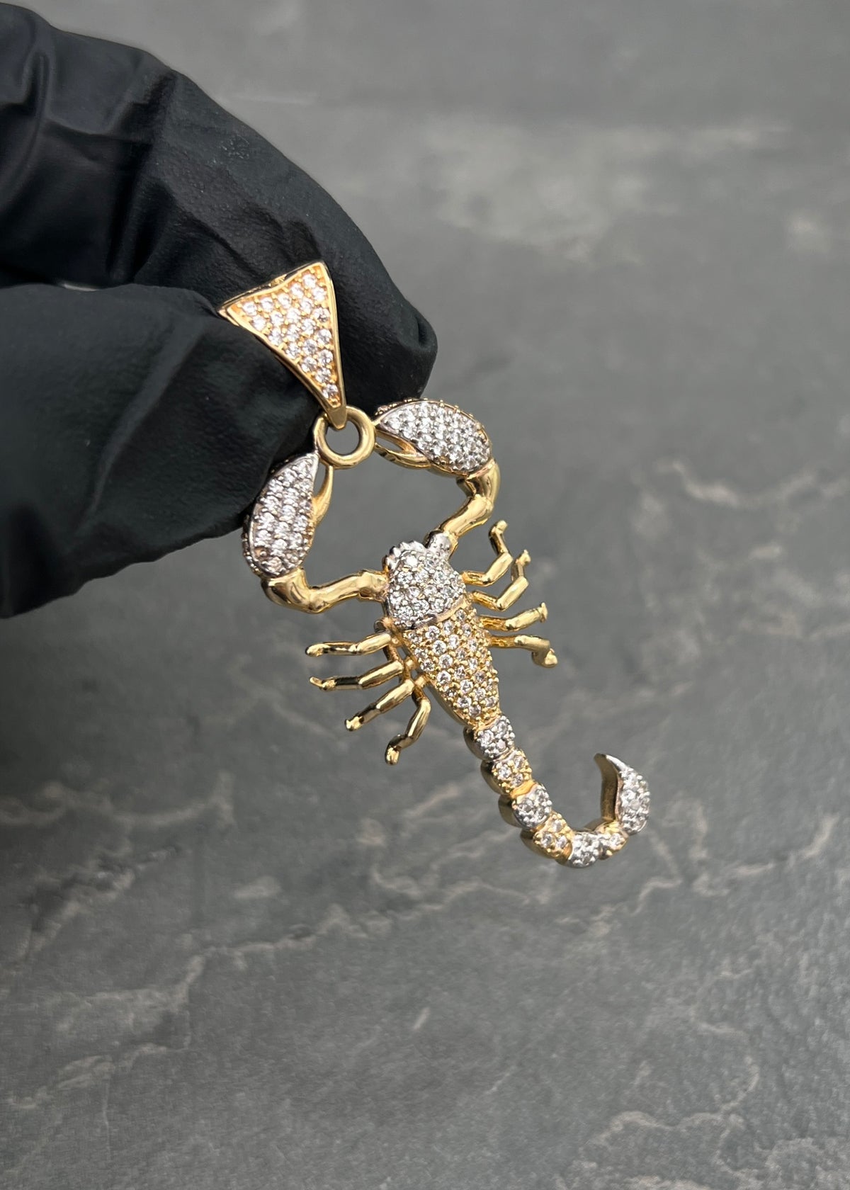 Dije Escorpion con Swarovski Blanco 6.6gr / 4.8cm / 20mm — Oro Amarillo
