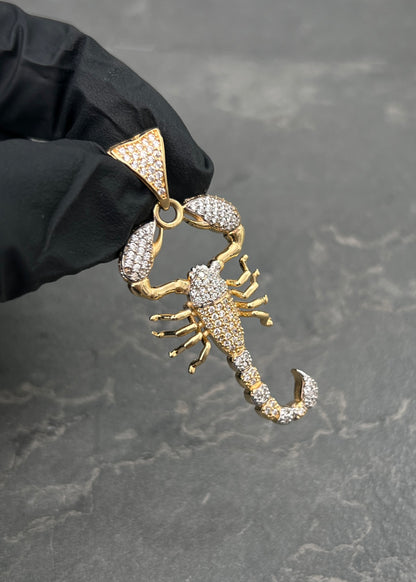Dije Escorpion con Swarovski Blanco 6.6gr / 4.8cm / 20mm — Oro Amarillo