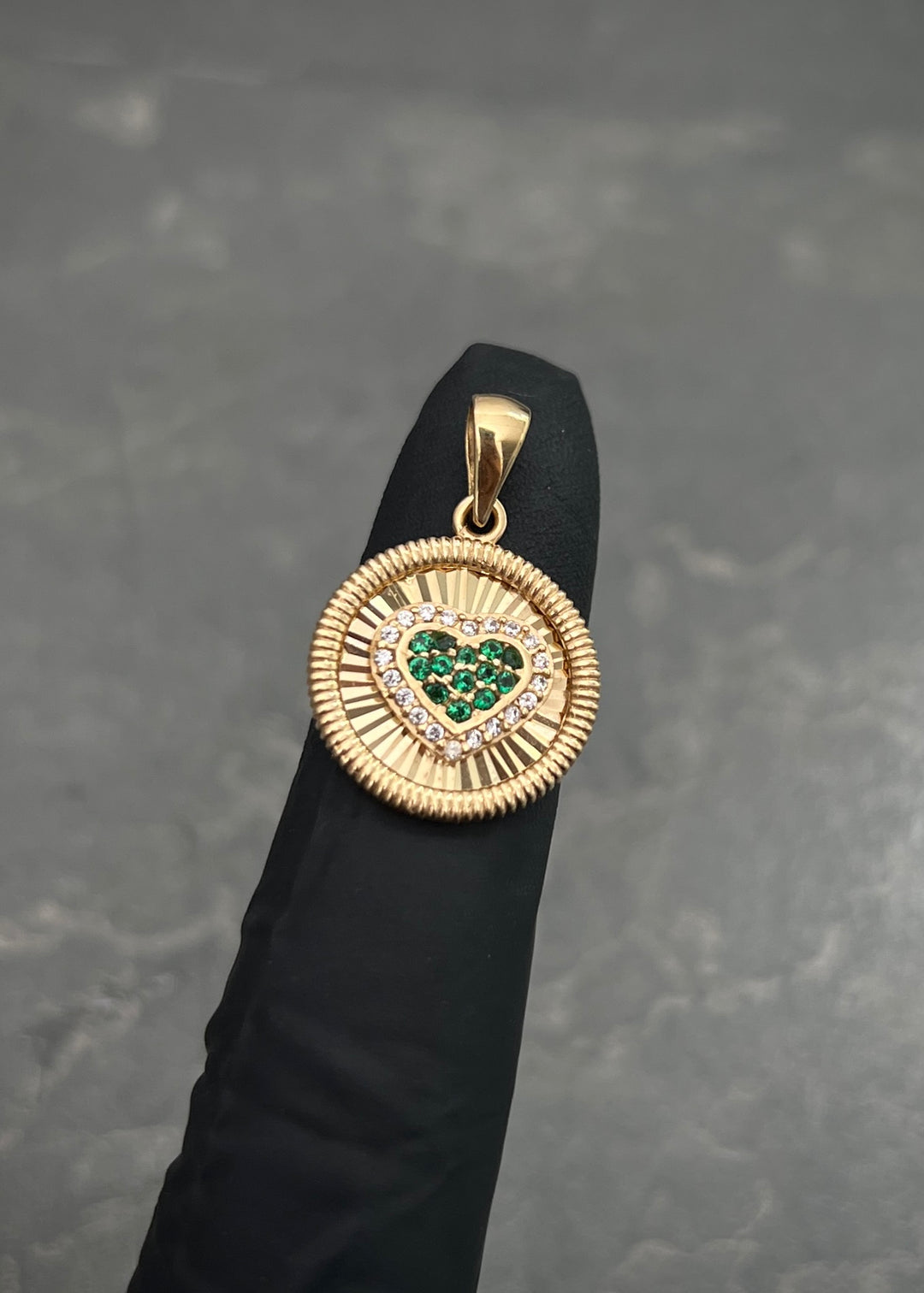 Dije Corazon con Swarovski Verde 3.2gr / 2.5cm / 16mm — Oro Amarillo