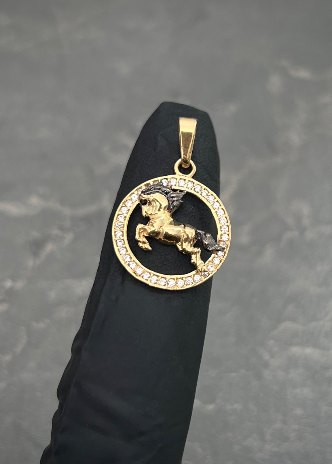 Dije Caballo con Swarovski Blanco 1.45gr / 2.4cm / 16mm — Oro Amarillo