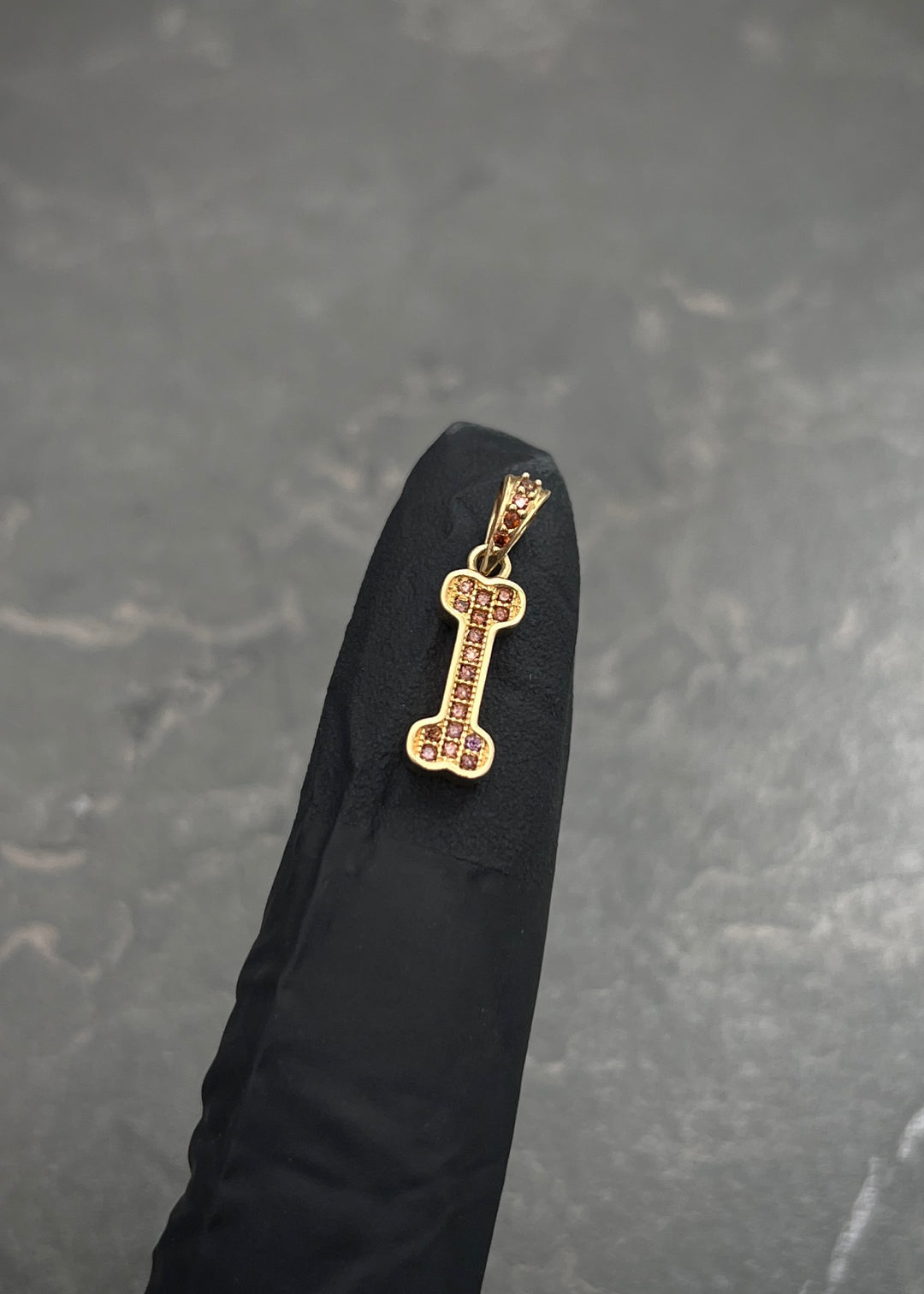 Dije Hueso con Swarovski Cafe 1.15gr / 1.9cm / 5.4mm — Oro Amarillo