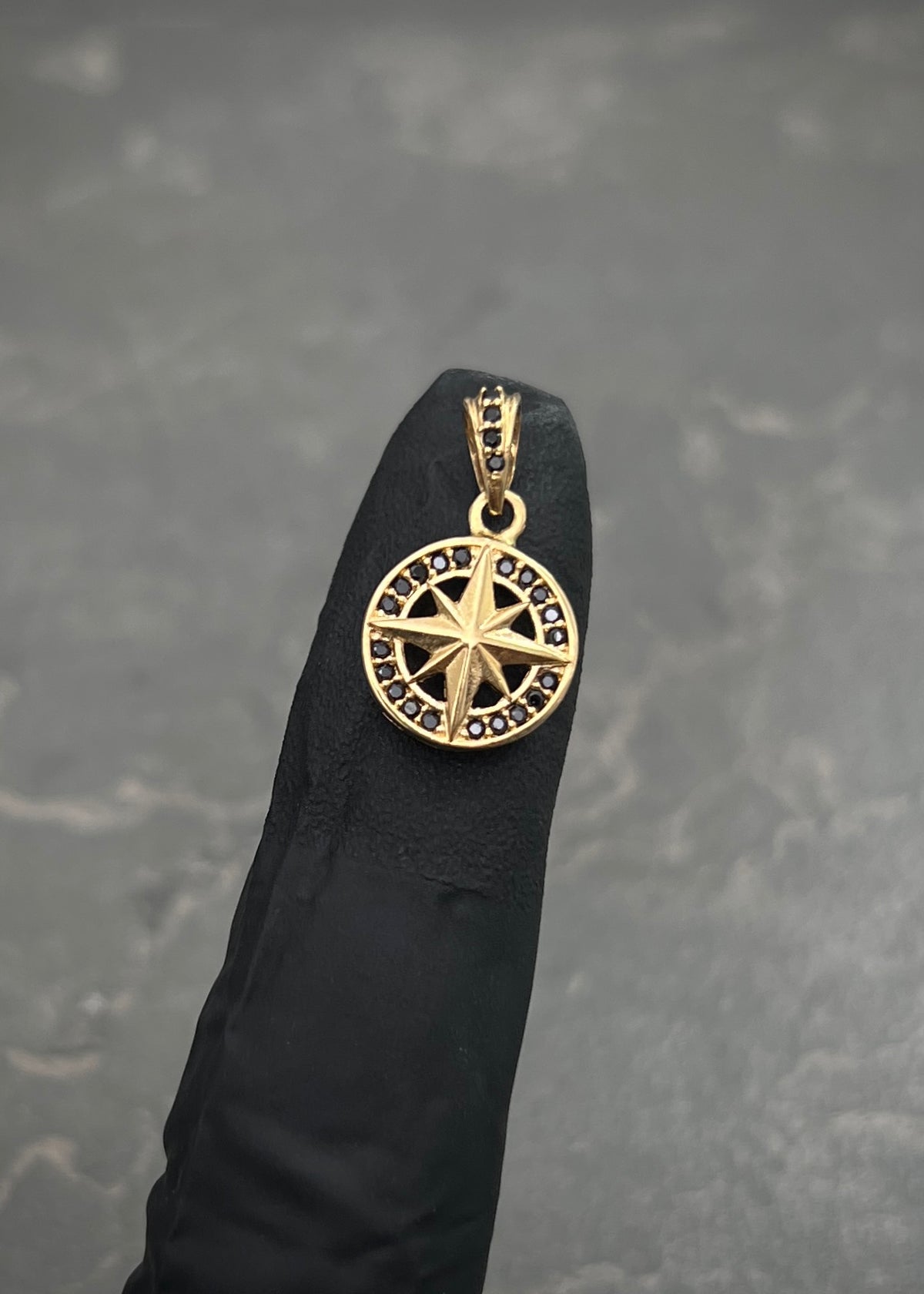 Dije Brujula con Swarovski Negro 1.65gr / 1.9cm / 11mm — Oro Amarillo