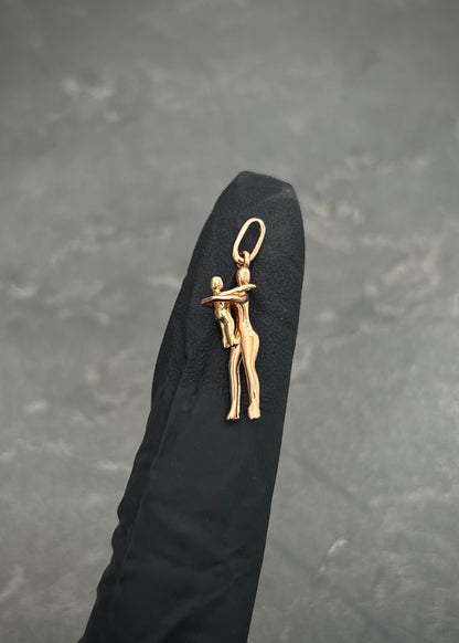 Dije Abrazo 1.4gr / 2.5cm / 6mm — Dos Oros