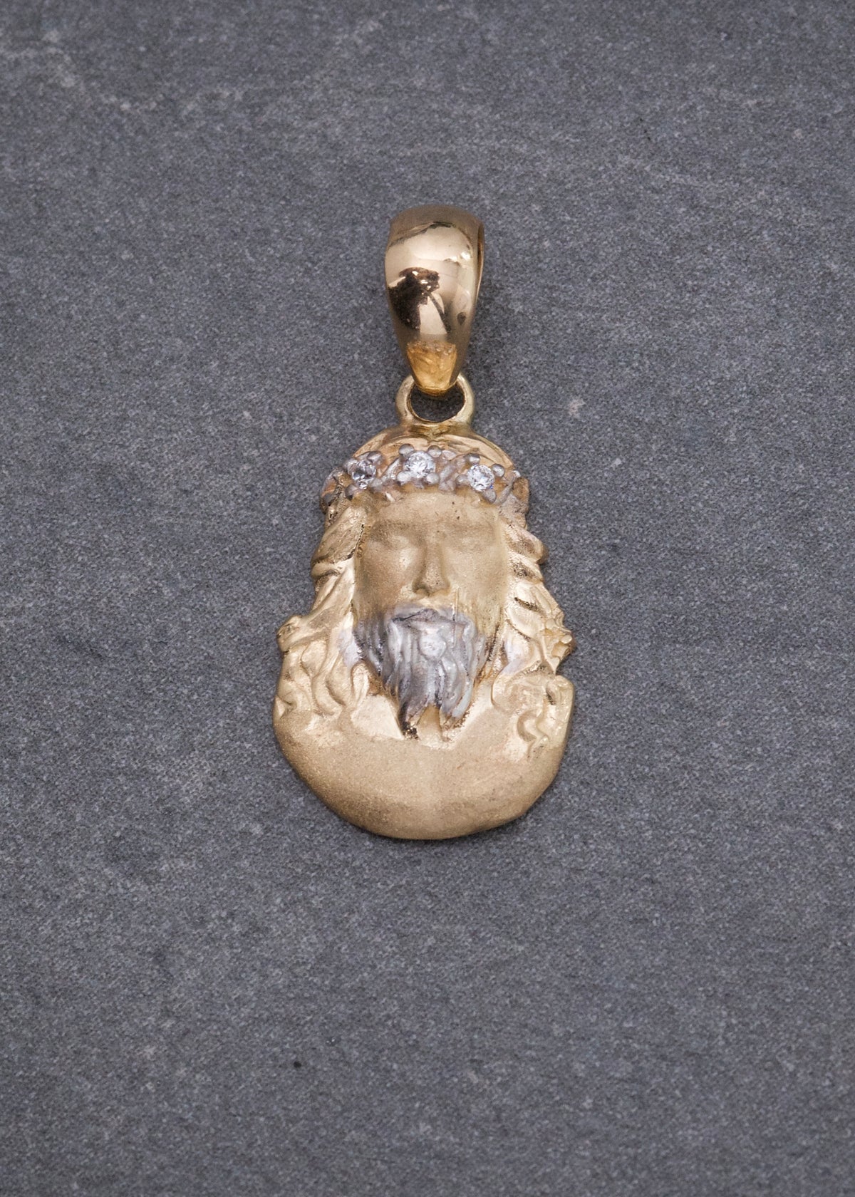 Dije Jesus con Swarovski Blanco 1.65gr / 2.2cm / 10mm — Oro Amarillo