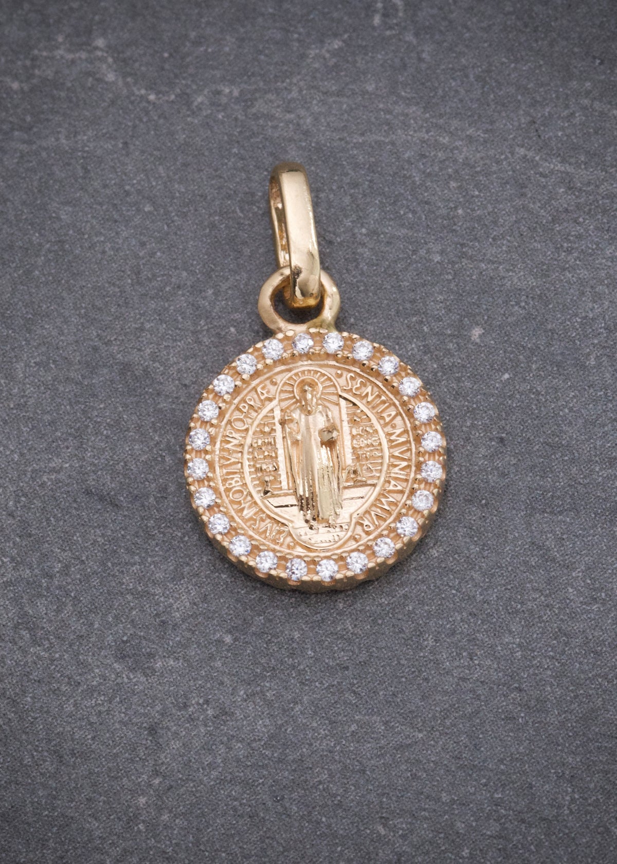 Dije San Benito con Swarovski Blanco 2.25gr / 2cm / 12mm — Oro Amarillo