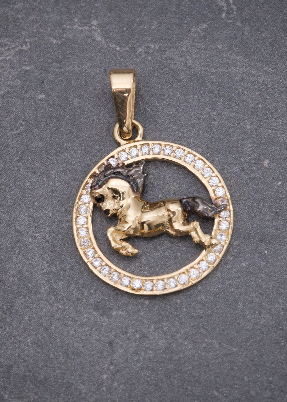 Dije Caballo con Swarovski Blanco 1.45gr / 2.4cm / 16mm — Oro Amarillo