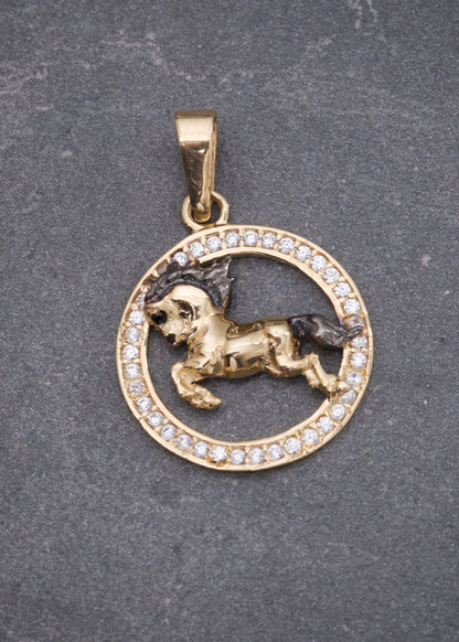 Dije Caballo con Swarovski Blanco 1.45gr / 2.4cm / 16mm — Oro Amarillo