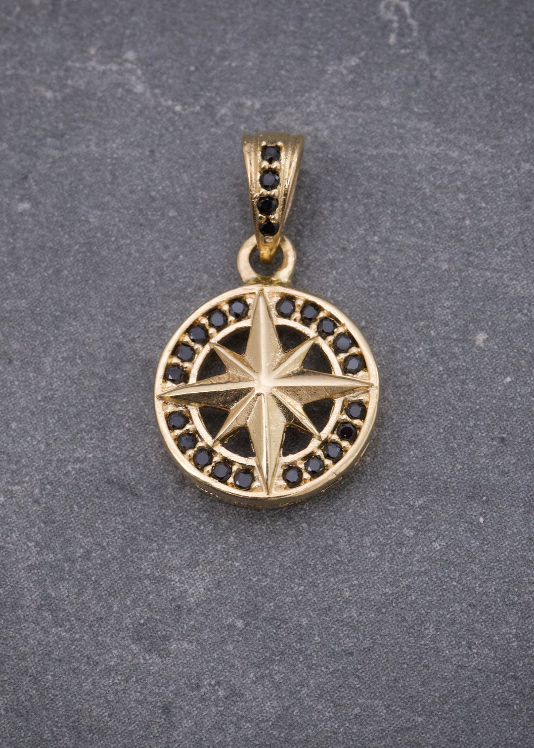Dije Brujula con Swarovski Negro 1.65gr / 1.9cm / 11mm — Oro Amarillo