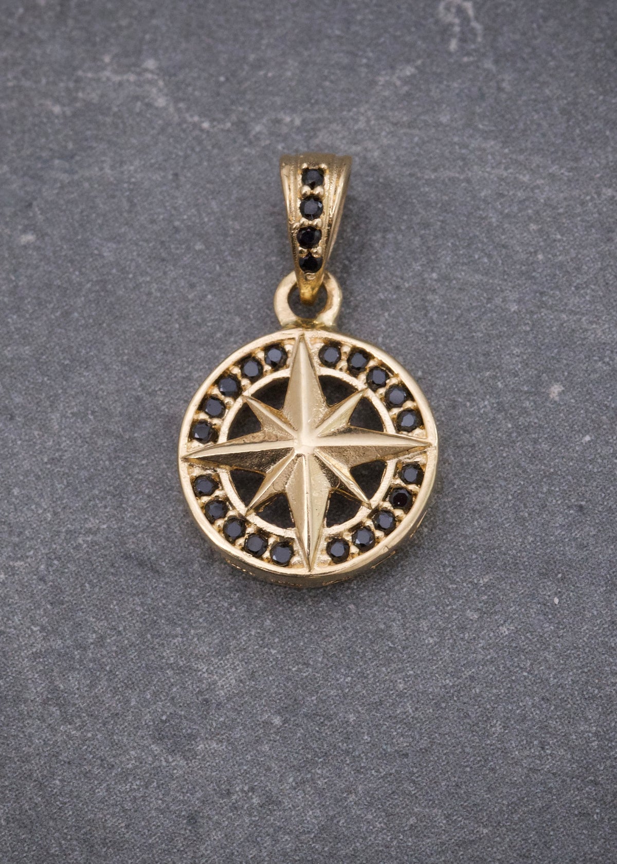 Dije Brujula con Swarovski Negro 1.65gr / 1.9cm / 11mm — Oro Amarillo