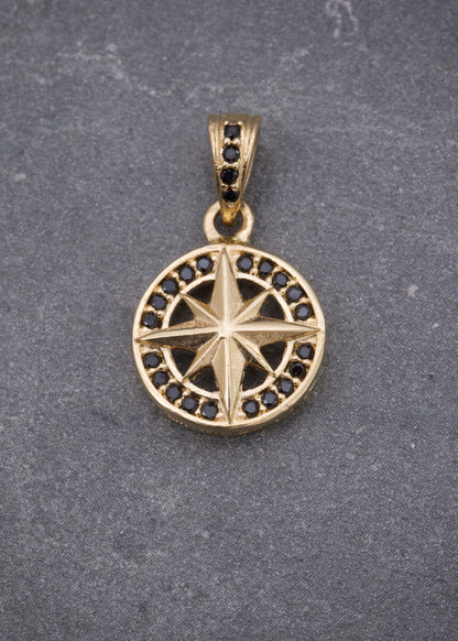 Dije Brujula con Swarovski Negro 1.65gr / 1.9cm / 11mm — Oro Amarillo