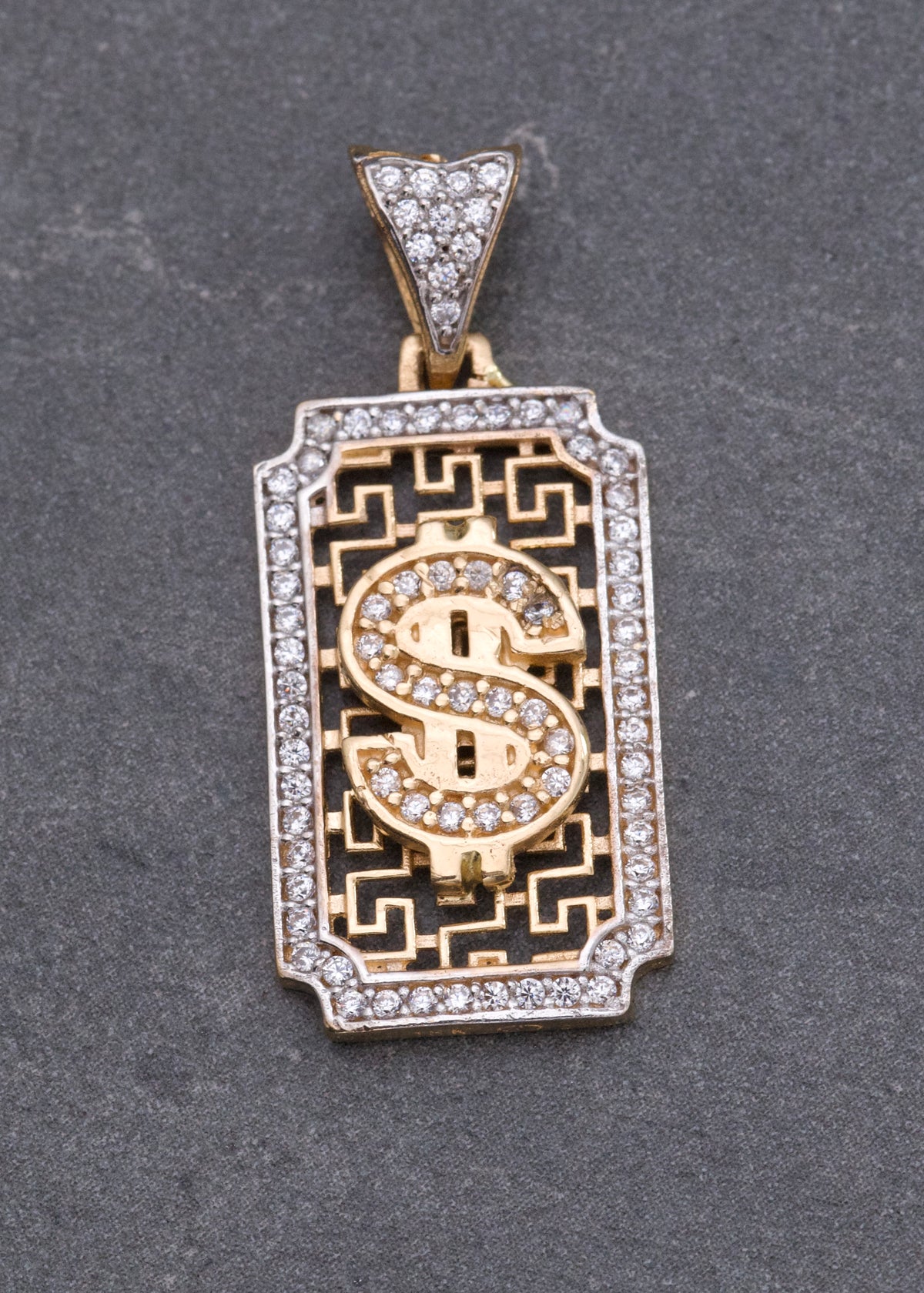 Dije Signo Peso con Swarovski Blanco 3.5gr / 3cm / 13mm — Oro Amarillo
