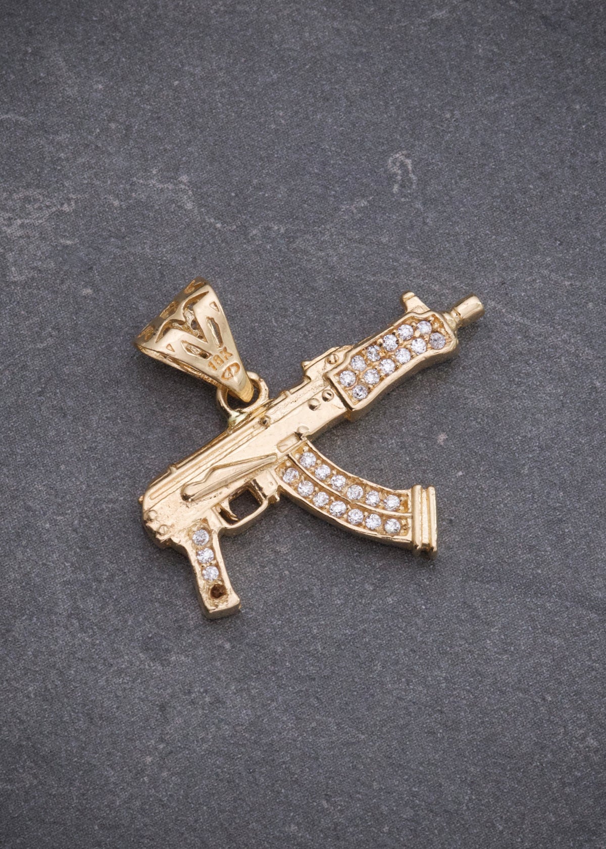 Dije Mp5 con Swarovski Blanco 3.9gr / 2.3cm / 25mm — Oro Amarillo