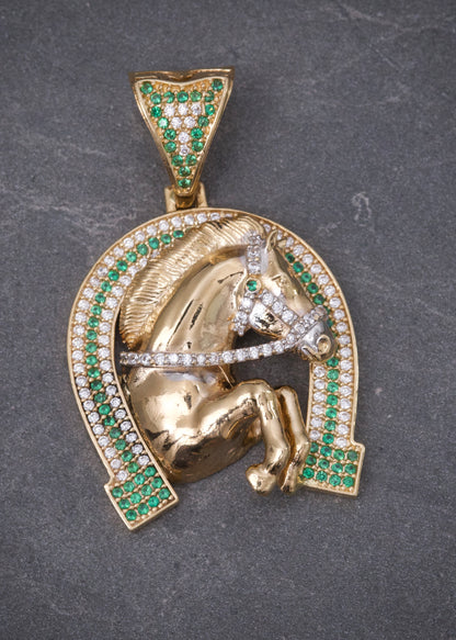 Dije Caballo con Swarovski Blanco y Verde 12.85gr / 4.3cm / 26mm — Oro Amarillo