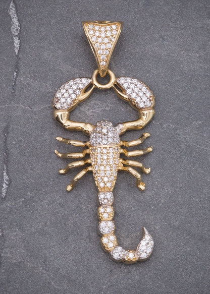 Dije Escorpion con Swarovski Blanco 6.6gr / 4.8cm / 20mm — Oro Amarillo