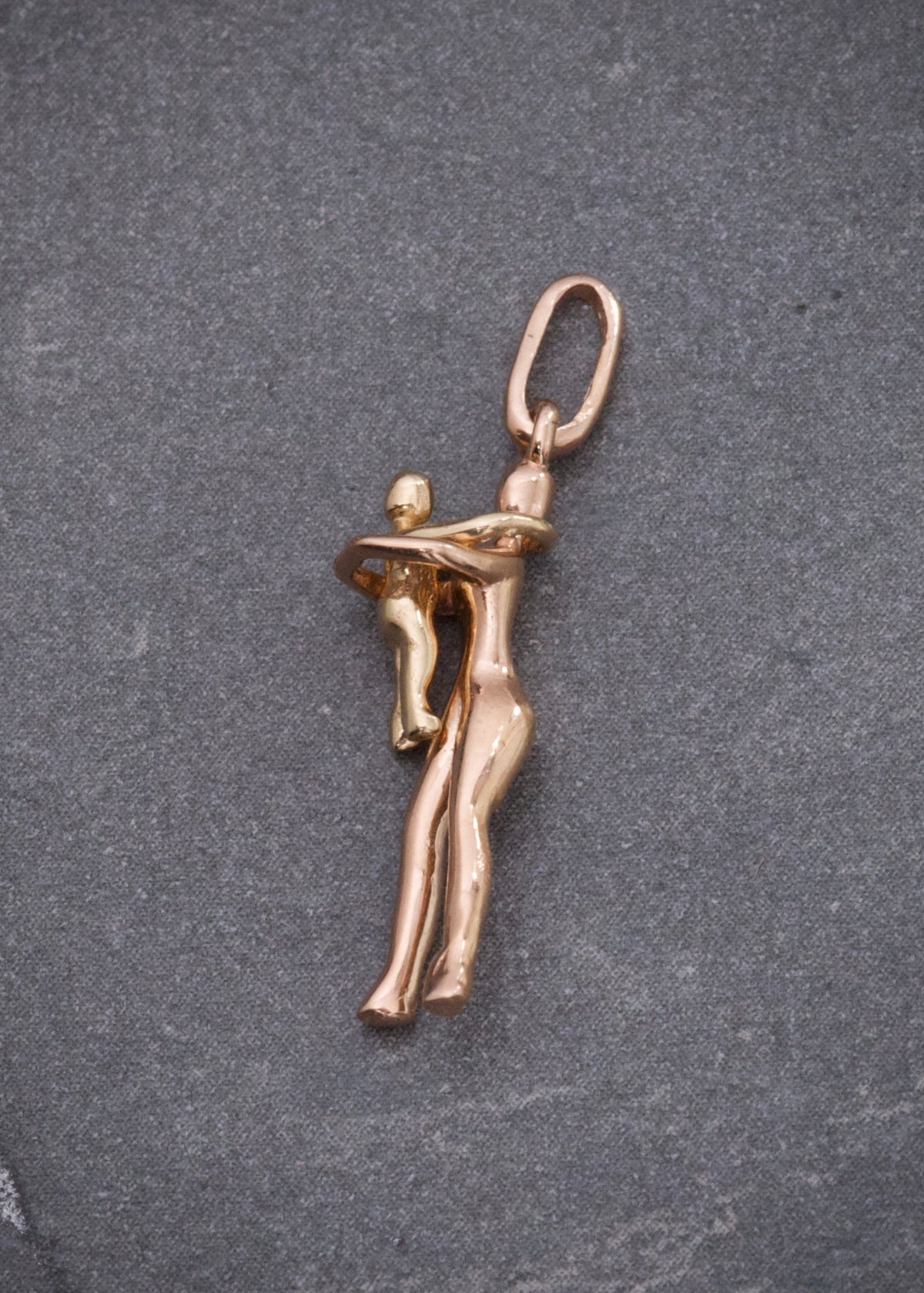 Dije Abrazo 1.4gr / 2.5cm / 6mm — Dos Oros