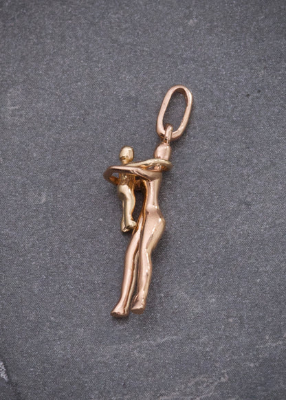 Dije Abrazo 1.4gr / 2.5cm / 6mm — Dos Oros