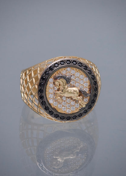 Anillo Caballo con Swarovski Blanco y Negro 7.4gr / Talla 10 — Oro Amarillo