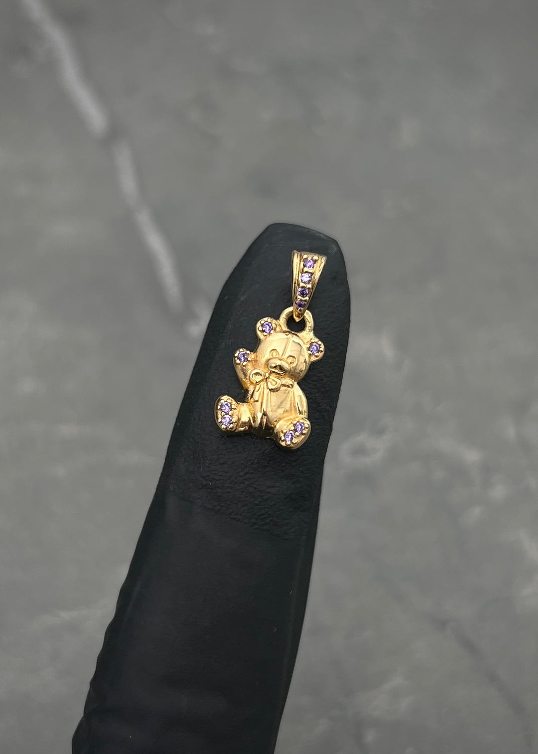 Dije Oso con Swarovski Morado 1.4gr / 1.7cm / 9mm — Oro Amarillo