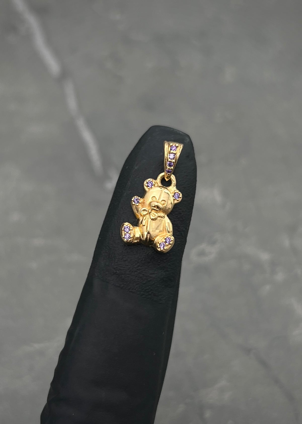 Dije Oso con Swarovski Morado 1.4gr / 1.7cm / 9mm — Oro Amarillo