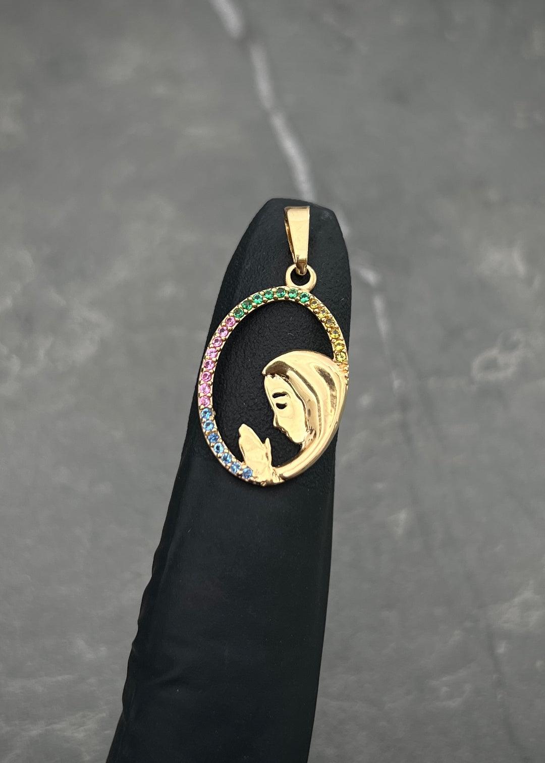 Dije Virgen Maria con Swarovski Multicolor 1.25gr / 2.7cm / 14mm — Oro Amarillo