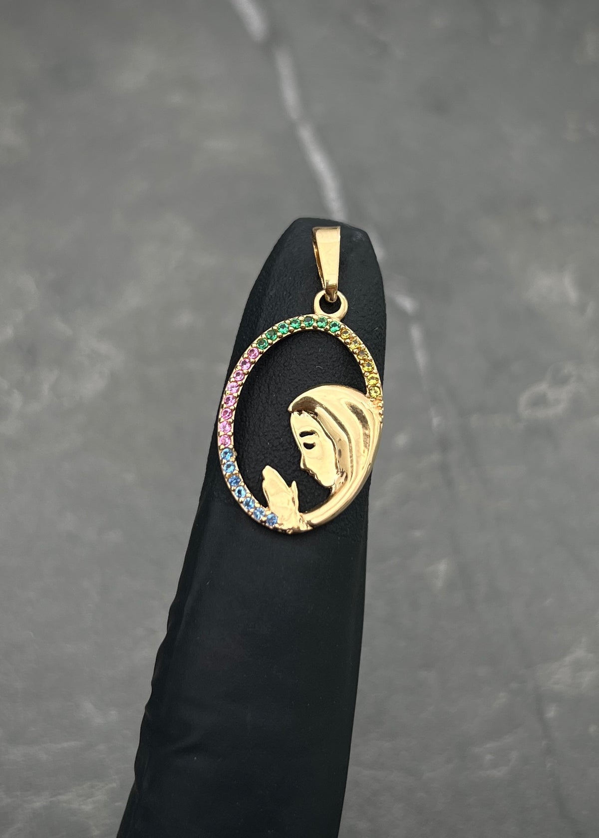 Dije Virgen Maria con Swarovski Multicolor 1.25gr / 2.7cm / 14mm — Oro Amarillo