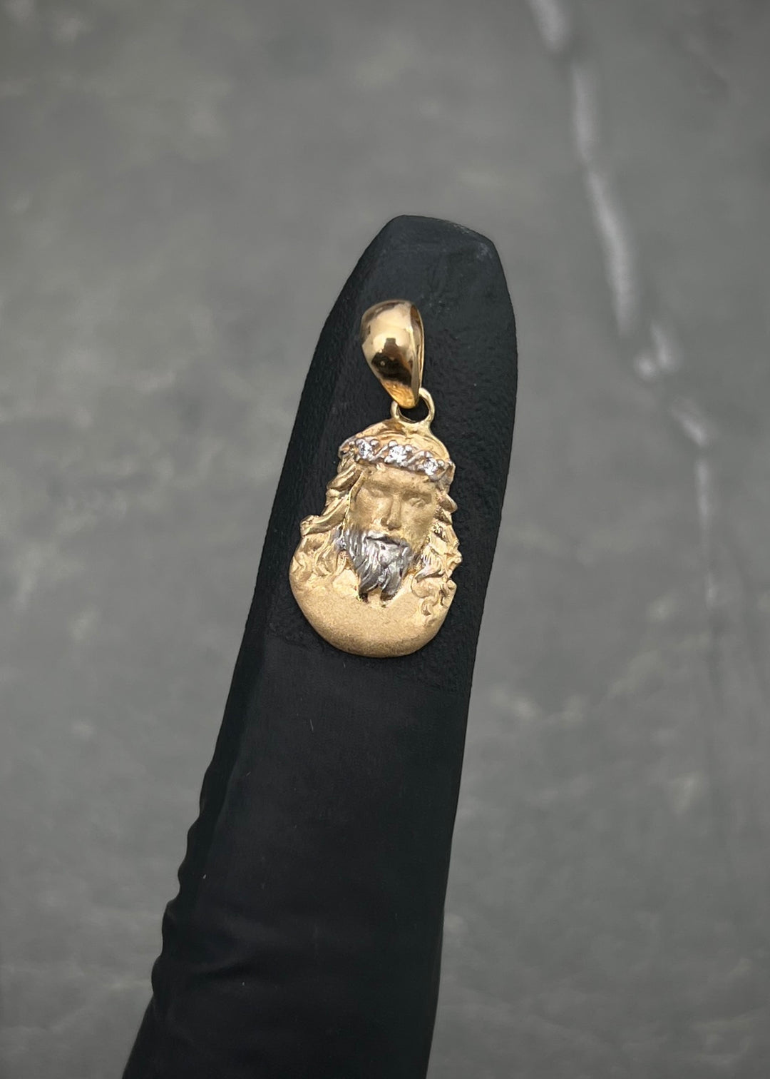 Dije Jesus con Swarovski Blanco 1.65gr / 2.2cm / 10mm — Oro Amarillo