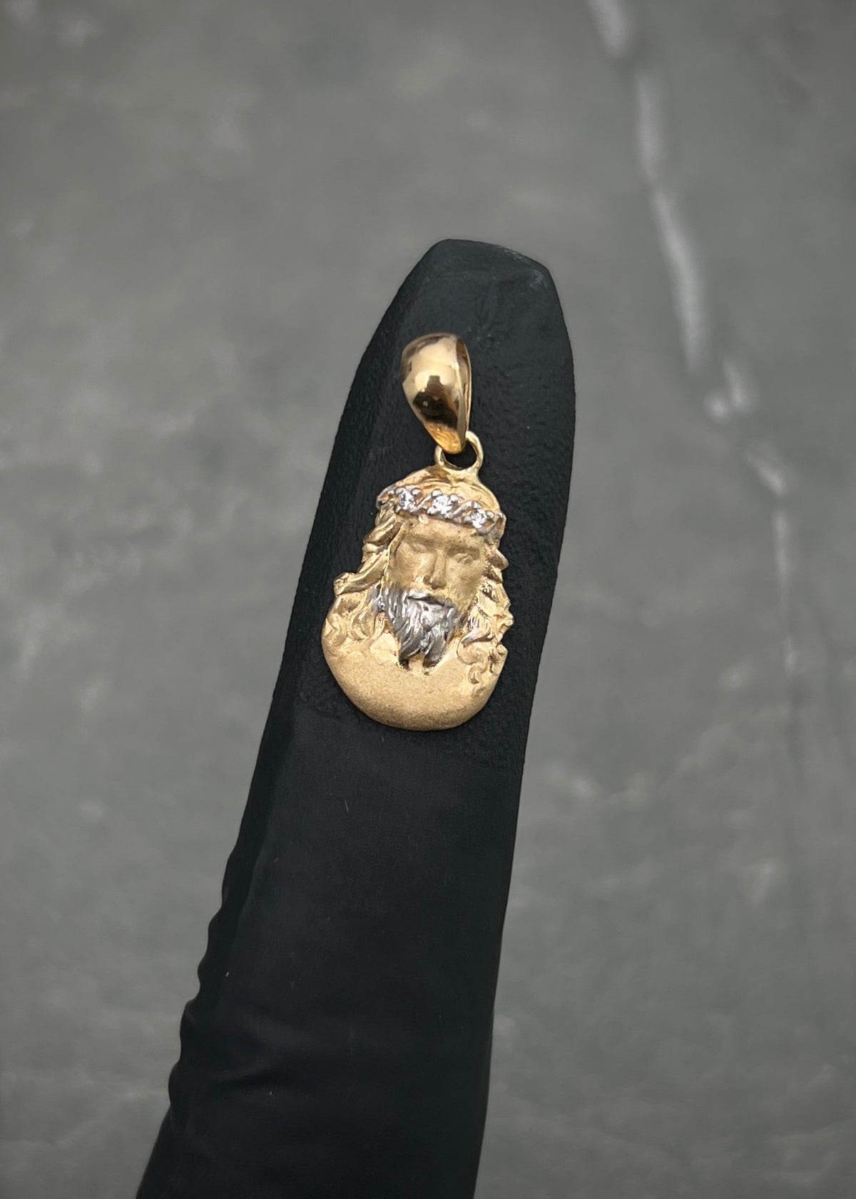 Dije Jesus con Swarovski Blanco 1.65gr / 2.2cm / 10mm — Oro Amarillo