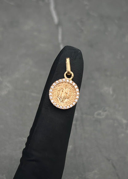 Dije San Benito con Swarovski Blanco 2.25gr / 2cm / 12mm — Oro Amarillo