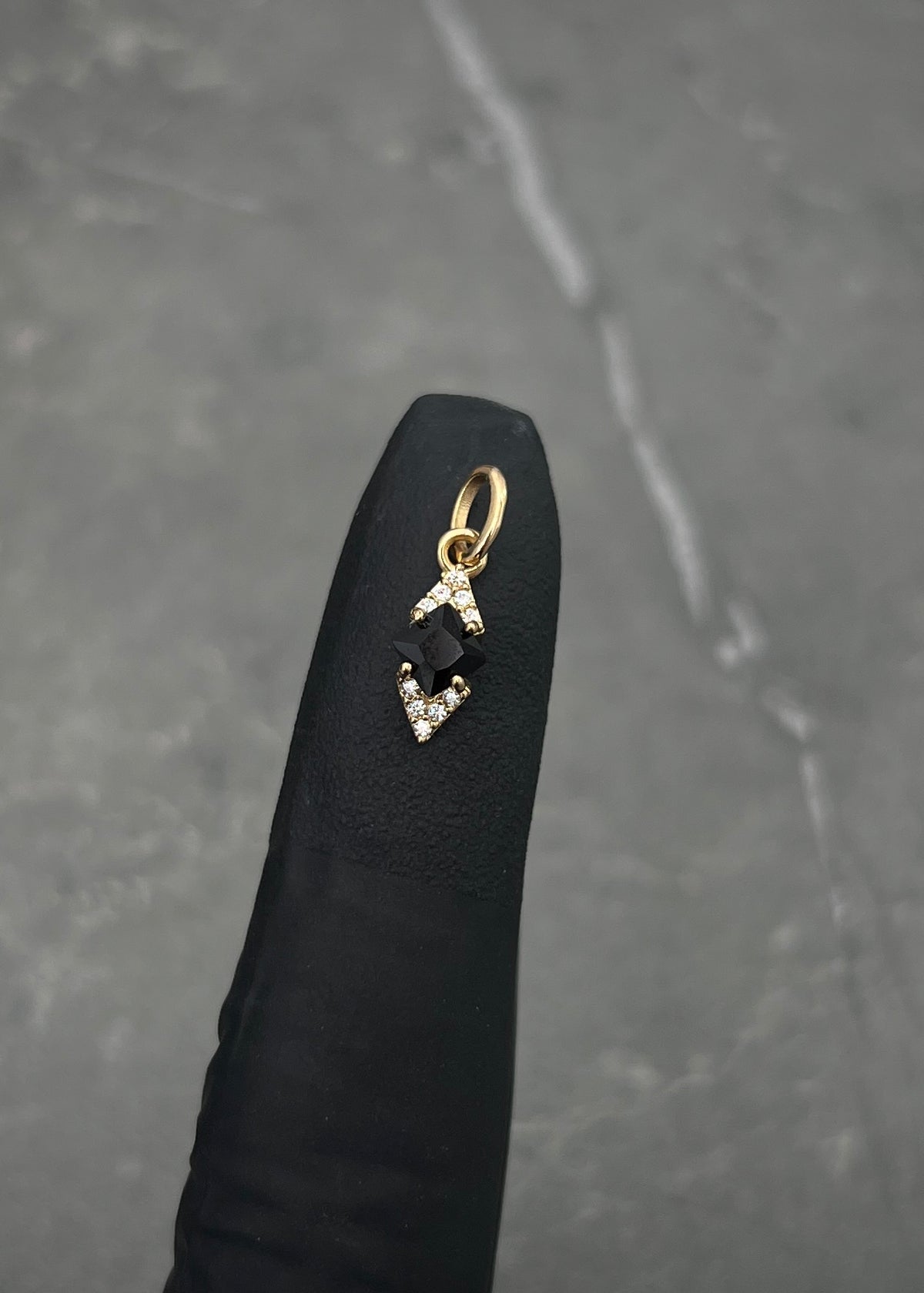 Dije con Swarovski Negro y Blanco 0.6gr / 1.6cm / 5.3mm — Oro Amarillo