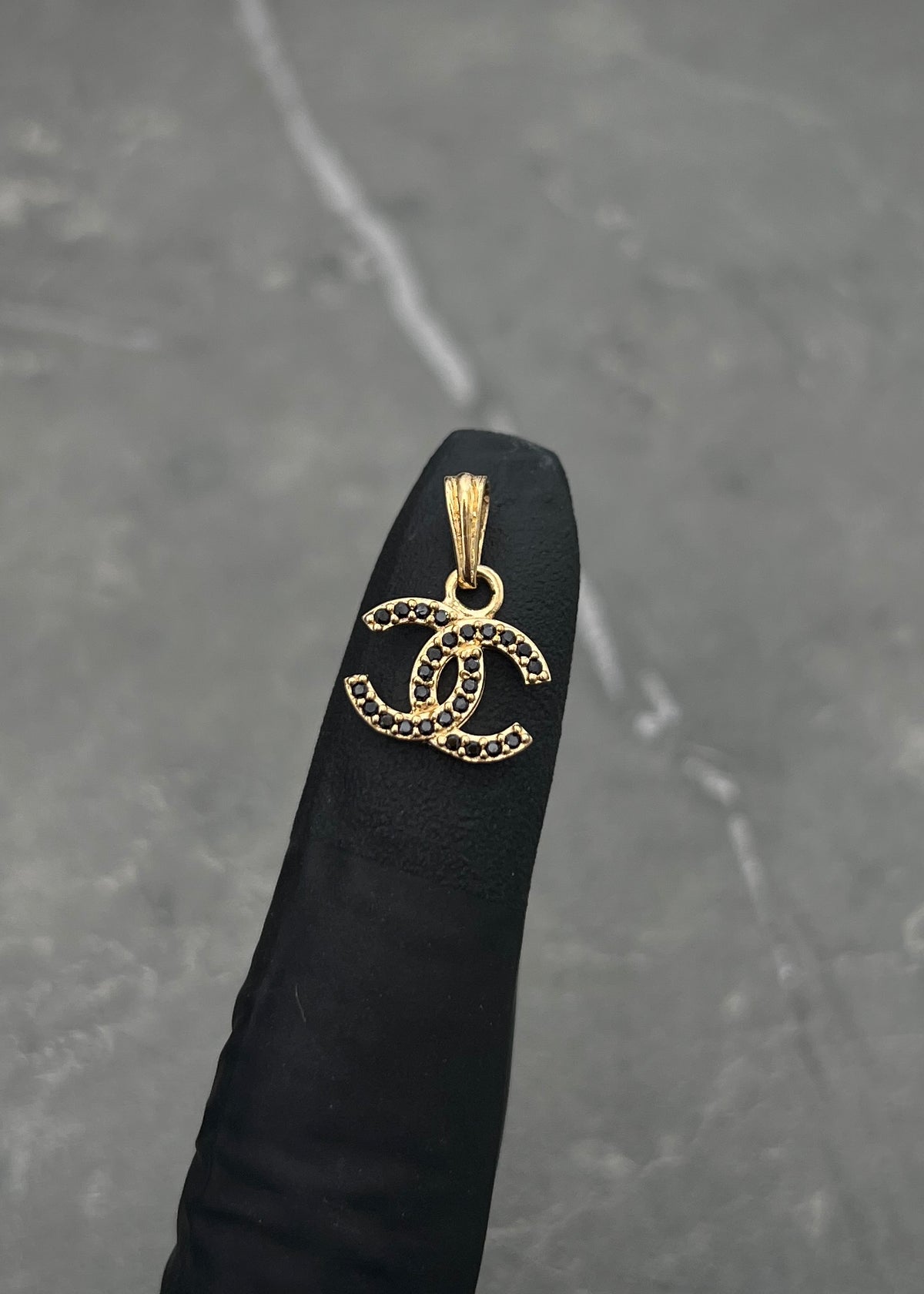 Dije ch con Swarovski Negro 1.1gr / 1.6cm / 11mm — Oro Amarillo