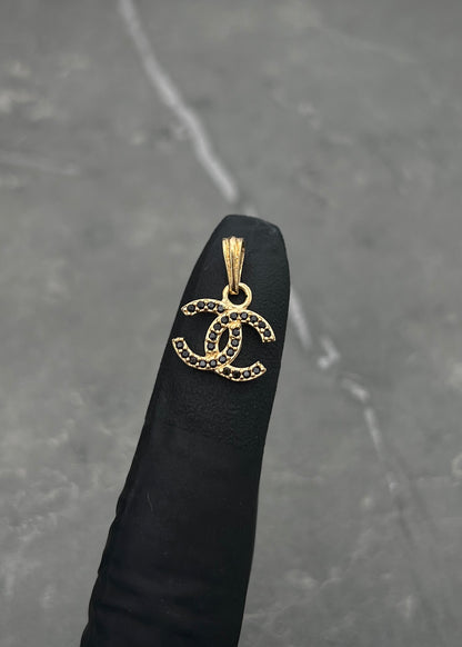 Dije ch con Swarovski Negro 1.1gr / 1.6cm / 11mm — Oro Amarillo