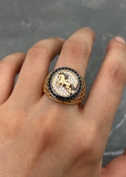 Anillo Caballo con Swarovski Blanco y Negro 7.4gr / Talla 10 — Oro Amarillo