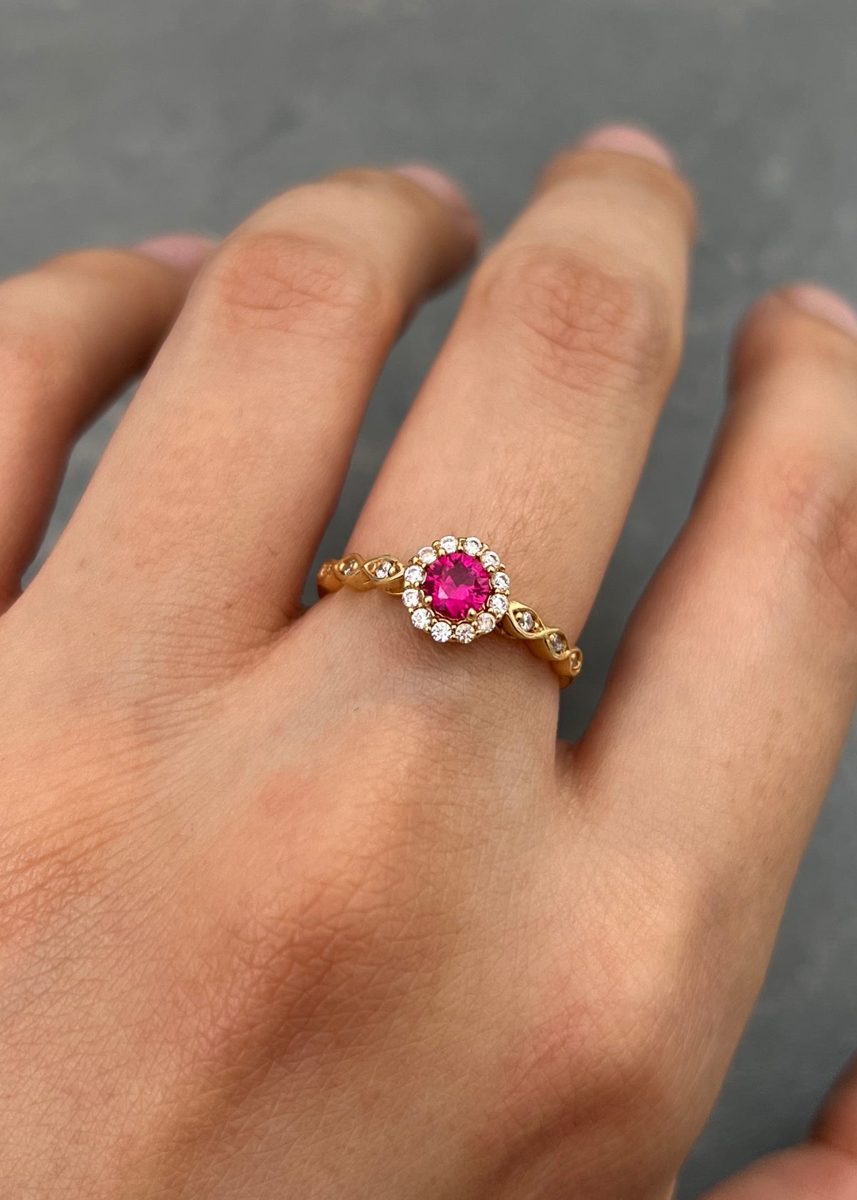 Solitario con Swarovski Fucsia y Blanco 1.95gr / Talla 5 1/2 — Oro Amarillo