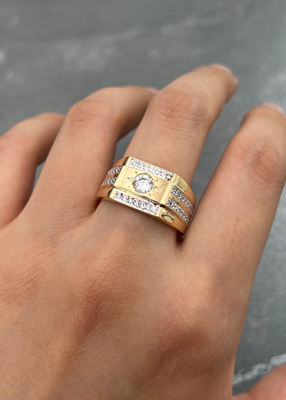 Anillo con Swarovski Blanco 6.2gr / Talla 10 — Oro Amarillo