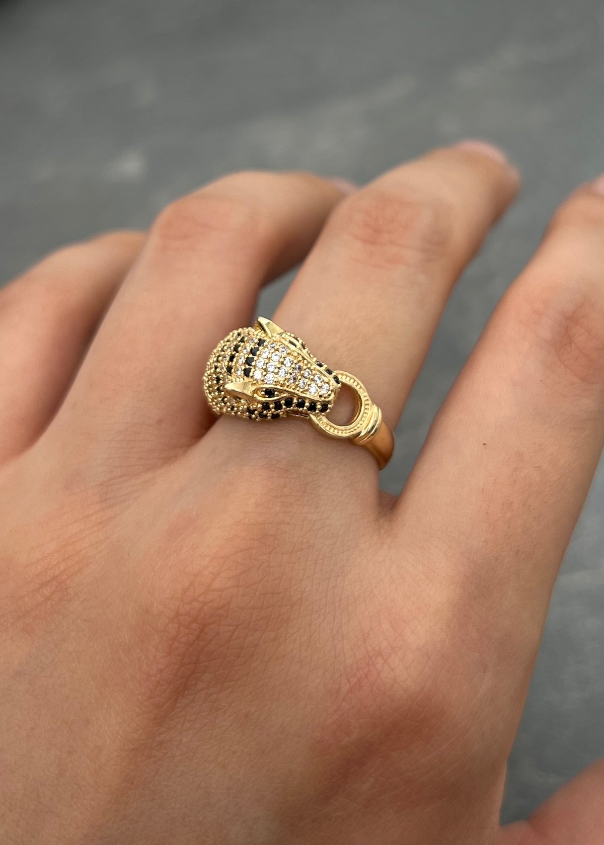 Anillo Pantera con Swarovski Negro y Blanco 4.4gr / Talla 5 3/4 — Oro Amarillo