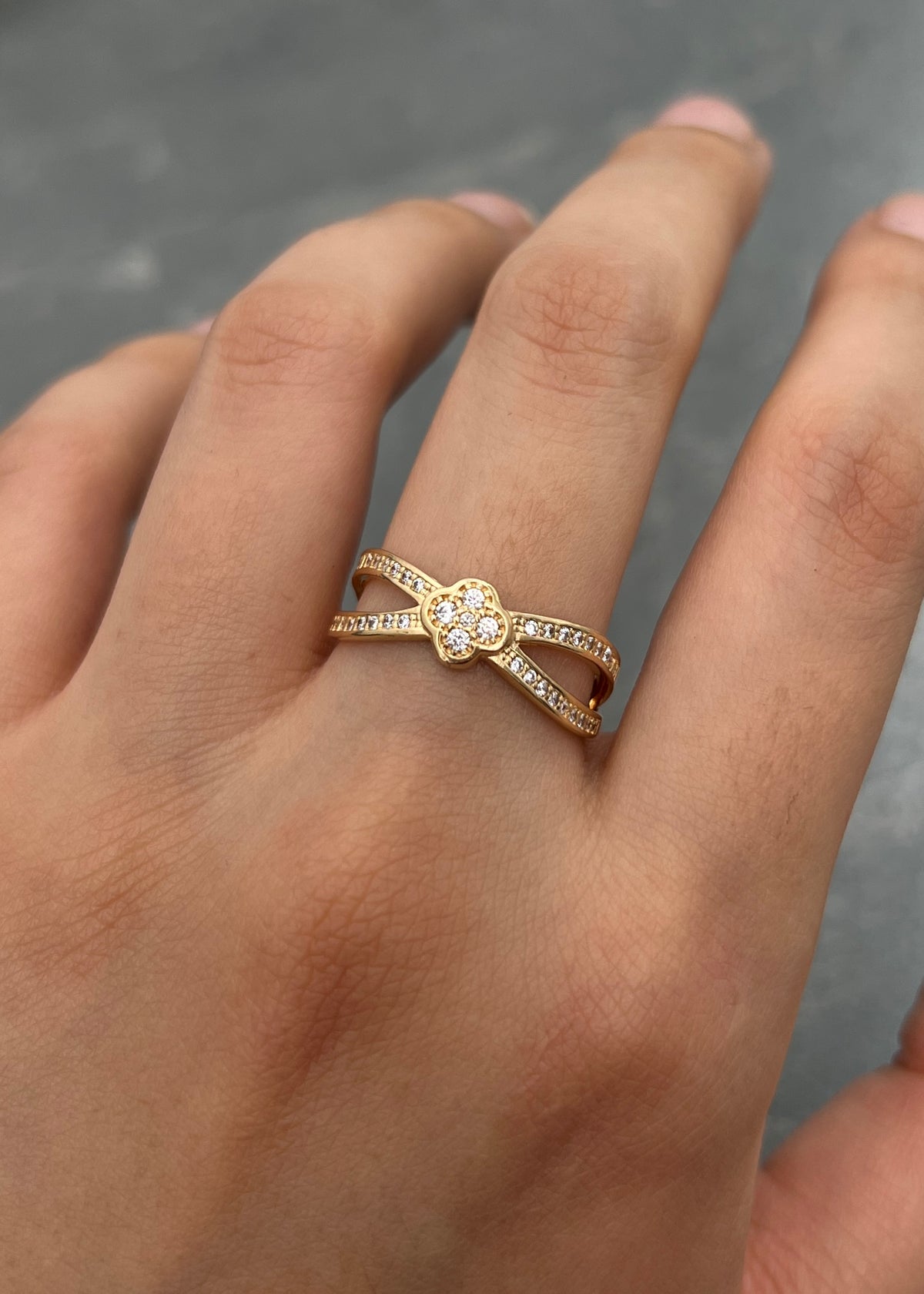 Anillo Lucky Clover con Swarovski Blanco 3.1gr / Talla 8 — Oro Amarillo
