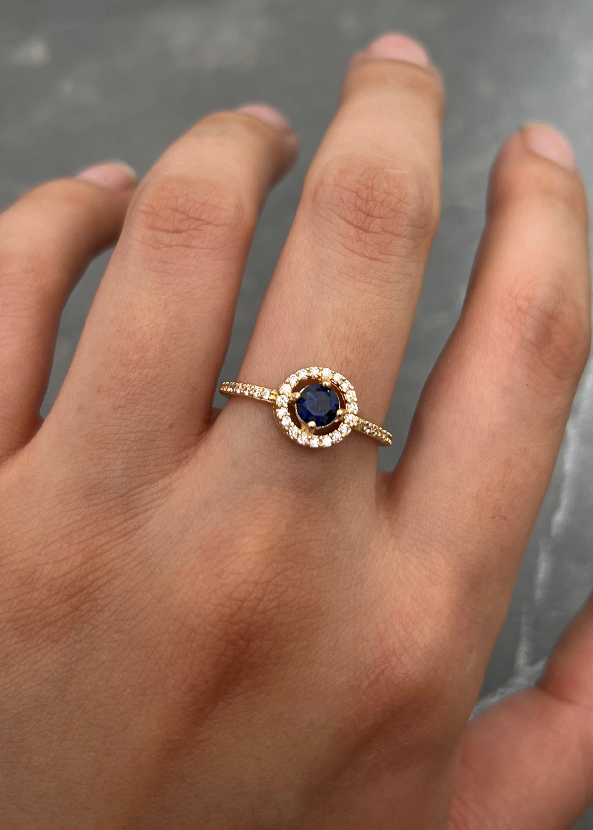 Solitario con Swarovski Azul y Blanco 2.3gr / Talla 6 — Oro Amarillo
