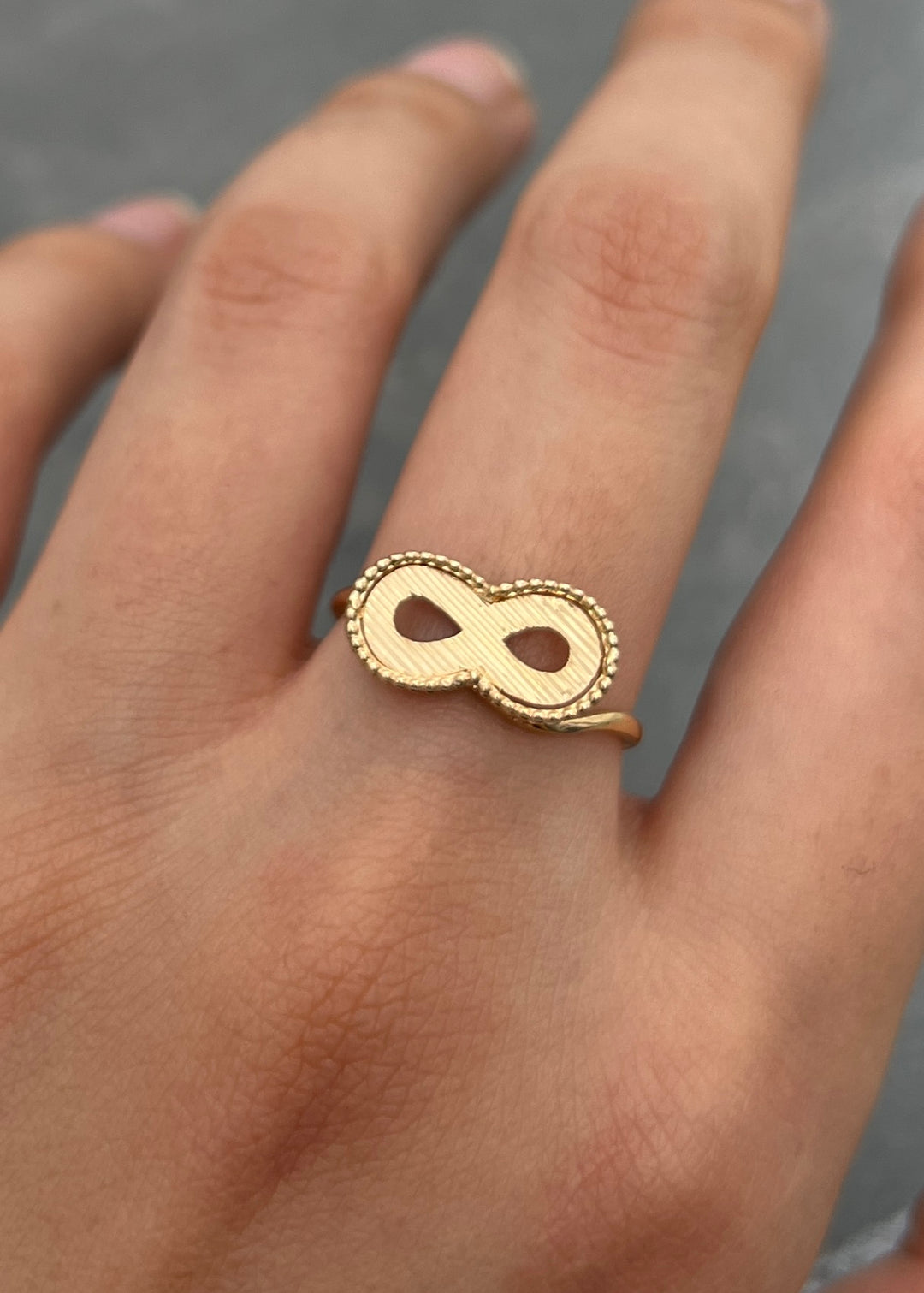 Anillo Infinito 1.8gr / Talla 6 3/4 — Oro Amarillo