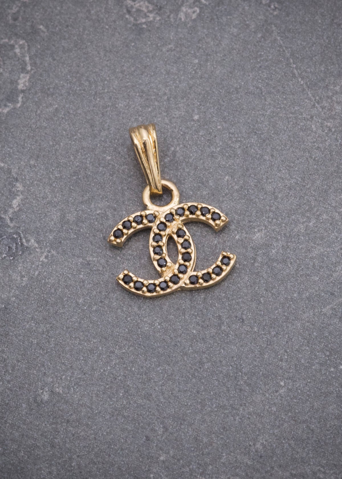 Dije ch con Swarovski Negro 1.1gr / 1.6cm / 11mm — Oro Amarillo