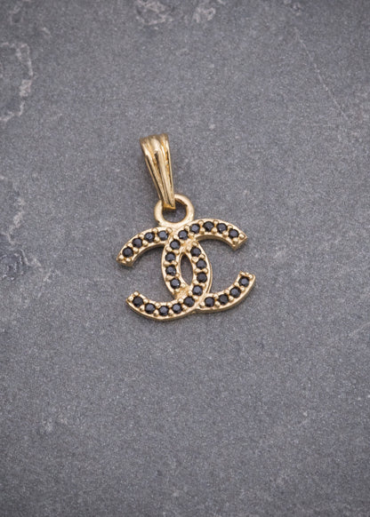 Dije ch con Swarovski Negro 1.1gr / 1.6cm / 11mm — Oro Amarillo