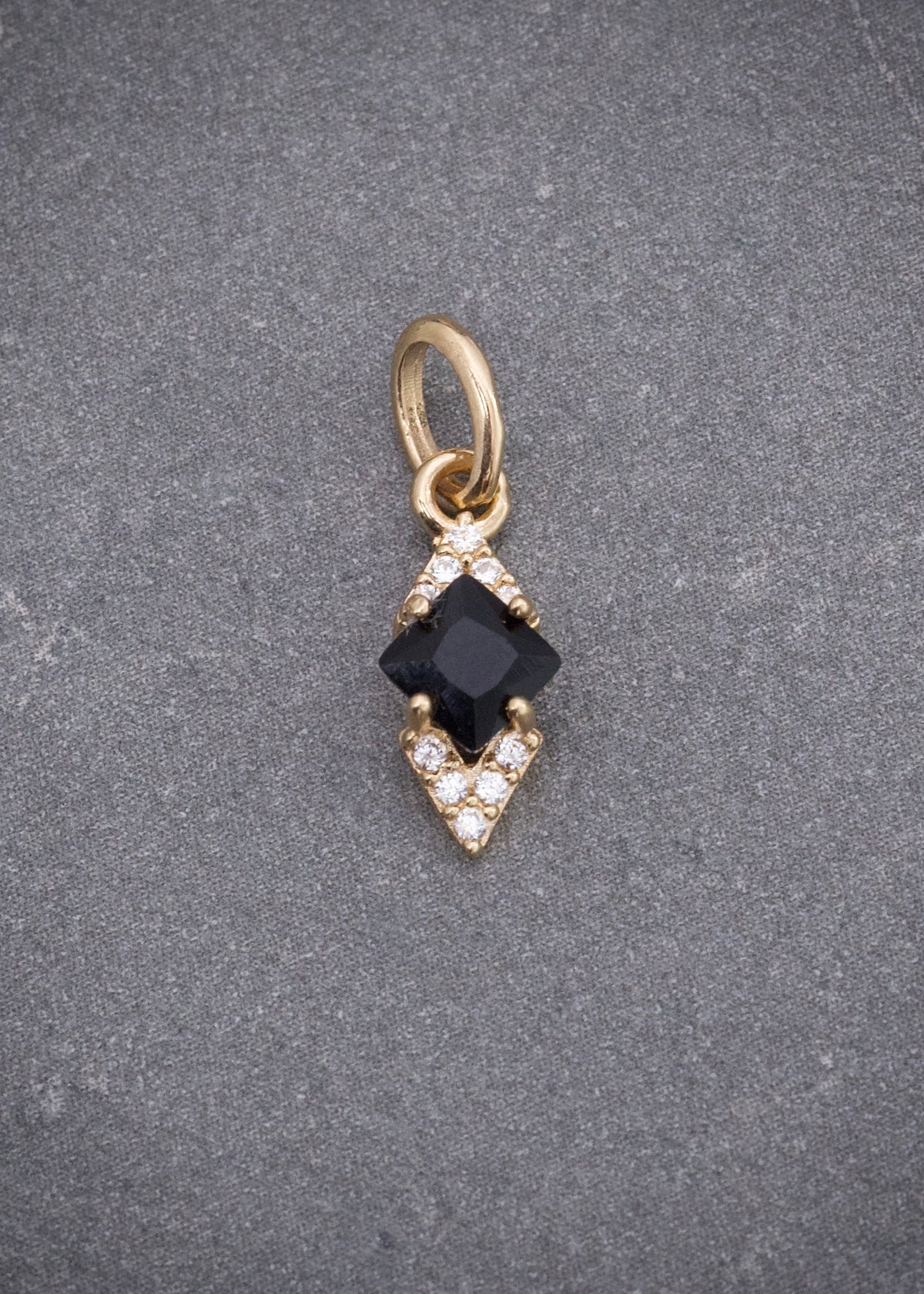 Dije con Swarovski Negro y Blanco 0.6gr / 1.6cm / 5.3mm — Oro Amarillo