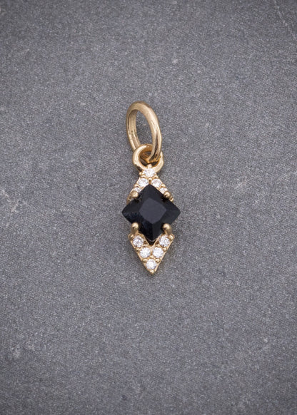 Dije con Swarovski Negro y Blanco 0.6gr / 1.6cm / 5.3mm — Oro Amarillo