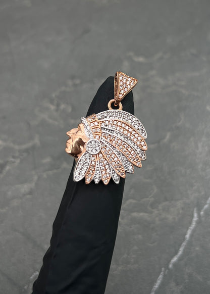 Dije Indio con Swarovski Blanco 5.7gr / 3.2cm / 23mm — Oro Rosado