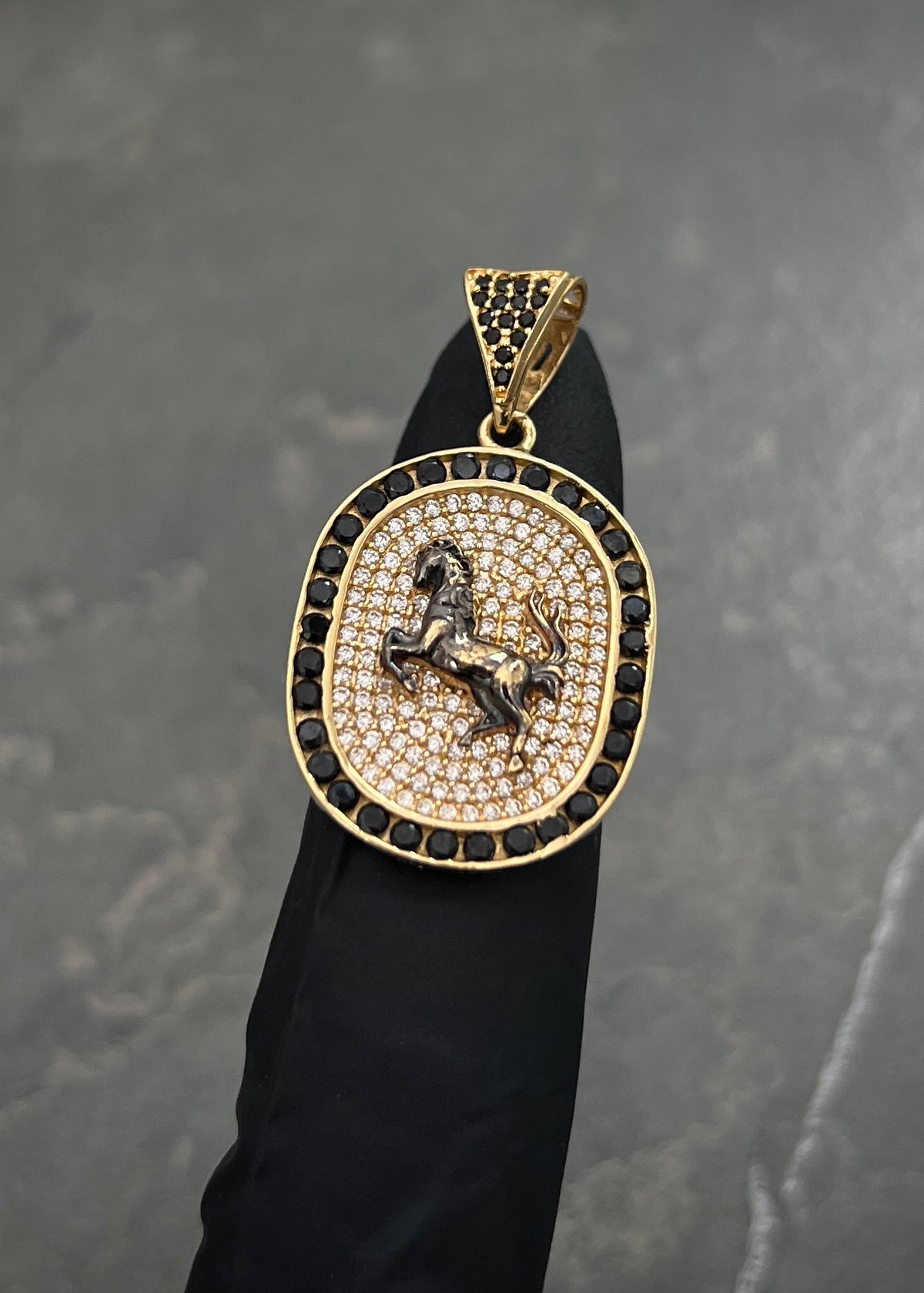 Dije Caballo con Swarovski Blanco y Negro 5.9gr / 3.4cm / 19mm — Oro Amarillo