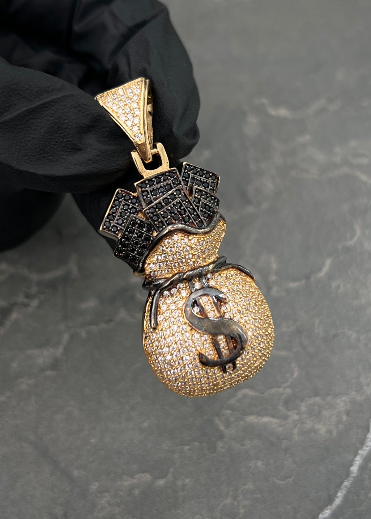 Dije Bolsa de Dinero con Swarovski Negro y Blanco 13.85gr / 5cm / 21mm — Oro Amarillo